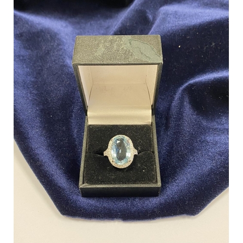 6 - AN EXCEPTIONAL 18CT WHITE GOLD AQUAMARINE & DIAMOND RING, the large central oval cut aquamarine weig... 