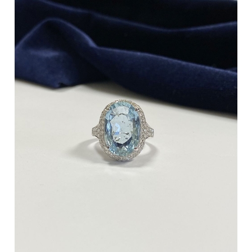 6 - AN EXCEPTIONAL 18CT WHITE GOLD AQUAMARINE & DIAMOND RING, the large central oval cut aquamarine weig... 