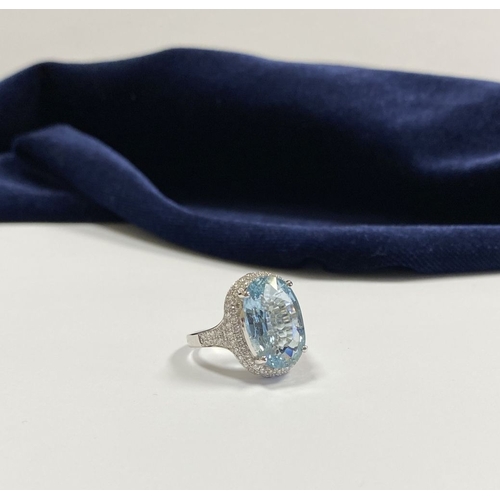 6 - AN EXCEPTIONAL 18CT WHITE GOLD AQUAMARINE & DIAMOND RING, the large central oval cut aquamarine weig... 