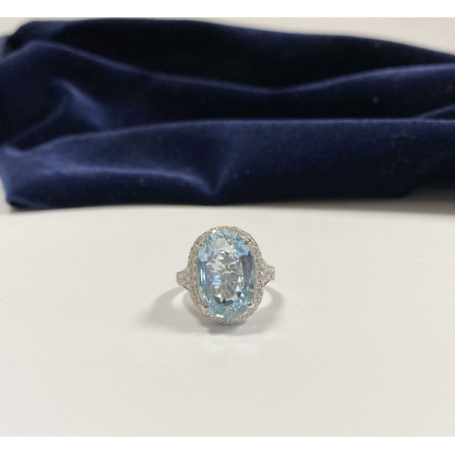 6 - AN EXCEPTIONAL 18CT WHITE GOLD AQUAMARINE & DIAMOND RING, the large central oval cut aquamarine weig... 