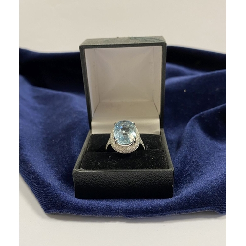 6 - AN EXCEPTIONAL 18CT WHITE GOLD AQUAMARINE & DIAMOND RING, the large central oval cut aquamarine weig... 