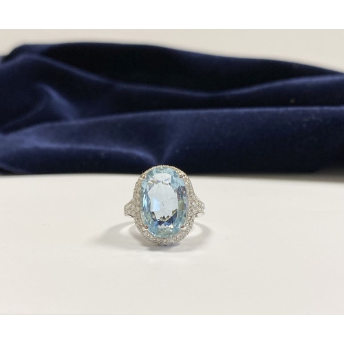 6 - AN EXCEPTIONAL 18CT WHITE GOLD AQUAMARINE & DIAMOND RING, the large central oval cut aquamarine weig... 