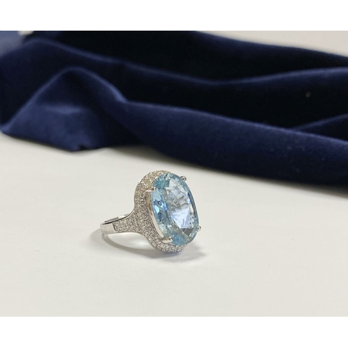 6 - AN EXCEPTIONAL 18CT WHITE GOLD AQUAMARINE & DIAMOND RING, the large central oval cut aquamarine weig... 