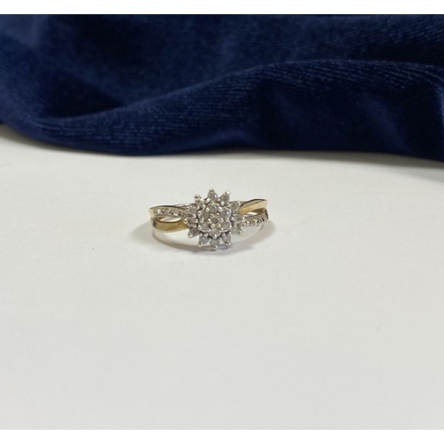 61 - A STRIKING 9CT YELLOW GOLD DIAMOND CLUSTER RING, with central round cut diamond surrounded by two ro... 