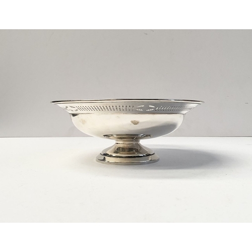 66 - AN EXCELLENT GEORGE V SILVER PEDESTAL BOWL, by Barker Brothers Silver Ltd, Birmingham c.1927. The bo... 