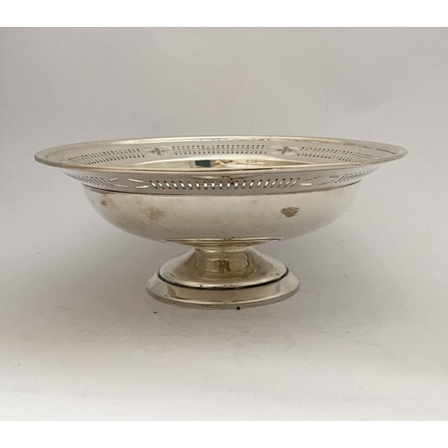 66 - AN EXCELLENT GEORGE V SILVER PEDESTAL BOWL, by Barker Brothers Silver Ltd, Birmingham c.1927. The bo... 