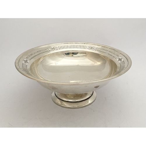 66 - AN EXCELLENT GEORGE V SILVER PEDESTAL BOWL, by Barker Brothers Silver Ltd, Birmingham c.1927. The bo... 