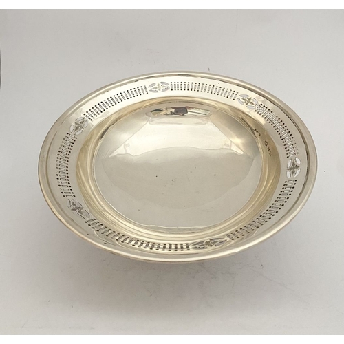 66 - AN EXCELLENT GEORGE V SILVER PEDESTAL BOWL, by Barker Brothers Silver Ltd, Birmingham c.1927. The bo... 