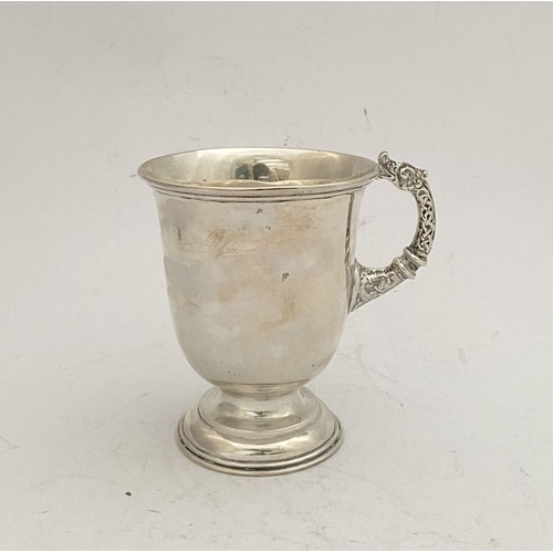 73 - A GEORGE VI IRISH SILVER CUP, by Alwright & Marshall Ltd, Fade Street, Dublin c.1946. With reeded ri... 