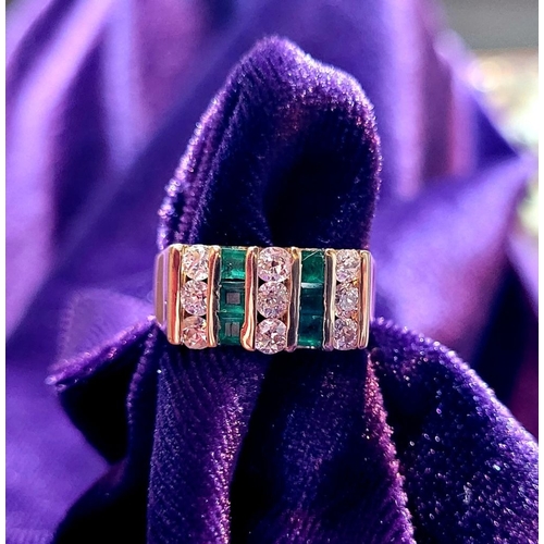 8 - A 15CT YELLOW GOLD EMERALD & DIAMOND STATEMENT RING, with the stones set in five vertical rows with ... 