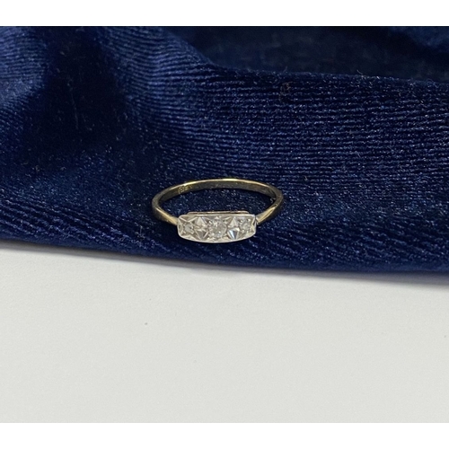 87 - A BEAUTIFUL GOLD THREE STONE DIAMOND RING, with three round cut diamonds in illusion setting, invert... 