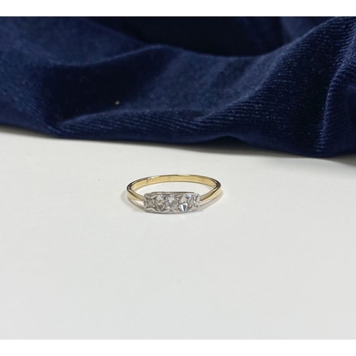 87 - A BEAUTIFUL GOLD THREE STONE DIAMOND RING, with three round cut diamonds in illusion setting, invert... 