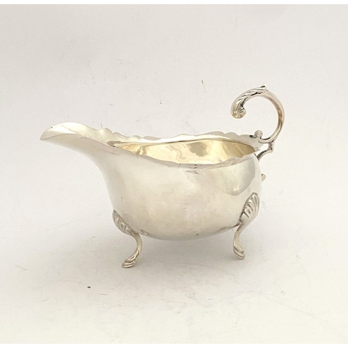 89 - AN ELEGANT EDWARD VII SILVER SAUCE BOAT, by William Aitken, Vyse Street, Birmingham c.1906. With gad... 