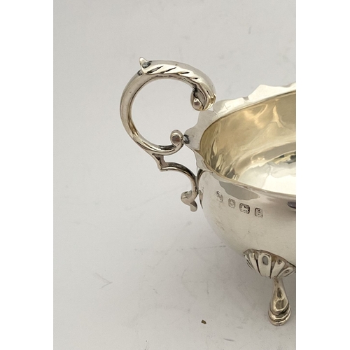 89 - AN ELEGANT EDWARD VII SILVER SAUCE BOAT, by William Aitken, Vyse Street, Birmingham c.1906. With gad... 