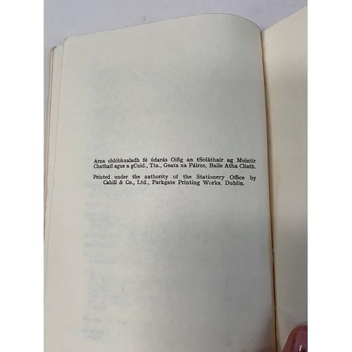 171 - TWO VINTAGE IRISH BOOKS (i) An Dili, by Aindrias O Baoighill, school edition. Soft cover, written no... 