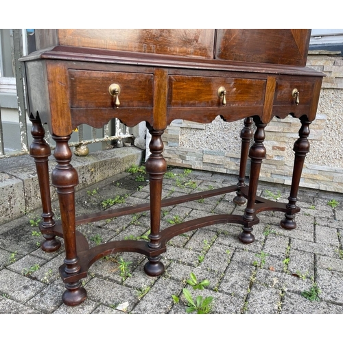 104 - AN EXCELLENT MAHOGANY WILLIAM & MARY CABINET ON STAND, with moulded cornice above two crossbanded do... 