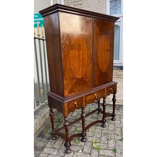 104 - AN EXCELLENT MAHOGANY WILLIAM & MARY CABINET ON STAND, with moulded cornice above two crossbanded do... 