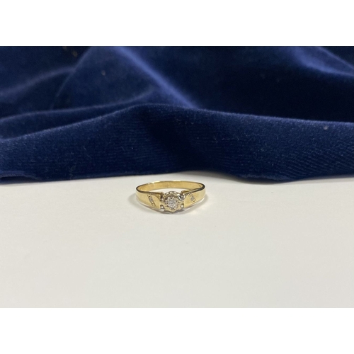 159 - A PRETTY 9CT YELLOW GOLD DIAMOND SOLITAIRE RING, with central round cut diamond in illusion setting,... 