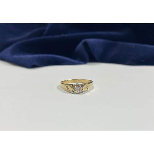 159 - A PRETTY 9CT YELLOW GOLD DIAMOND SOLITAIRE RING, with central round cut diamond in illusion setting,... 