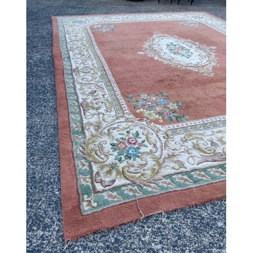 163 - A LARGE FLOOR RUG / CARPET, the central oval medallion with floral and foliate details surrounding, ... 