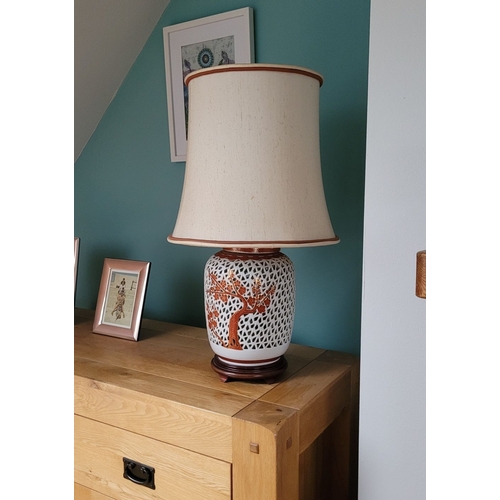 182 - A GOOD QUALITY CHINESE CERAMIC TABLE LAMP, the lamp base in the form of a pierced ginger jar design,... 