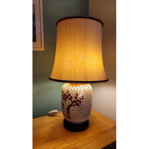 182 - A GOOD QUALITY CHINESE CERAMIC TABLE LAMP, the lamp base in the form of a pierced ginger jar design,... 