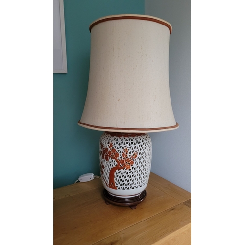 182 - A GOOD QUALITY CHINESE CERAMIC TABLE LAMP, the lamp base in the form of a pierced ginger jar design,... 