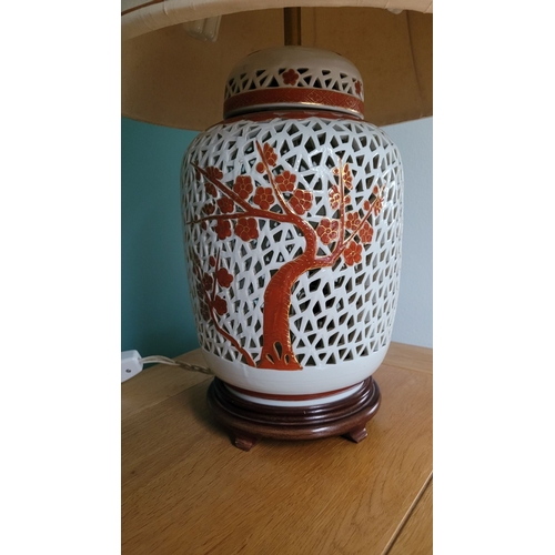 182 - A GOOD QUALITY CHINESE CERAMIC TABLE LAMP, the lamp base in the form of a pierced ginger jar design,... 