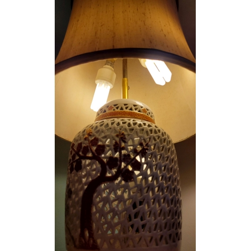 182 - A GOOD QUALITY CHINESE CERAMIC TABLE LAMP, the lamp base in the form of a pierced ginger jar design,... 