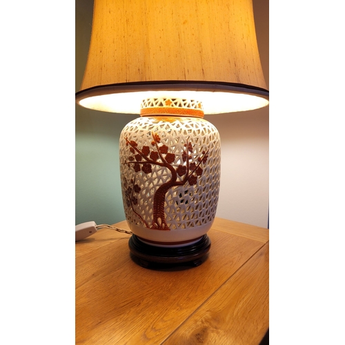 182 - A GOOD QUALITY CHINESE CERAMIC TABLE LAMP, the lamp base in the form of a pierced ginger jar design,... 