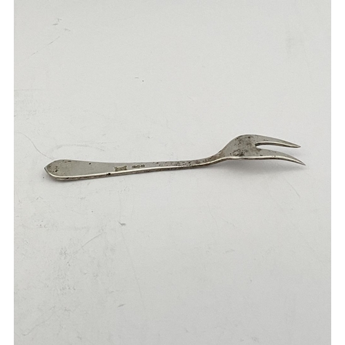 188 - A 4 PIECE SILVER LOT, 19TH – 20TH CENTURY (i) an Irish silver two pronged fork, by William Egan & So... 