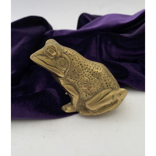 235 - A CAST BRASS FIGURE OF A FROG, seated frog, with nice details. Dimensions: 5cm high approx.