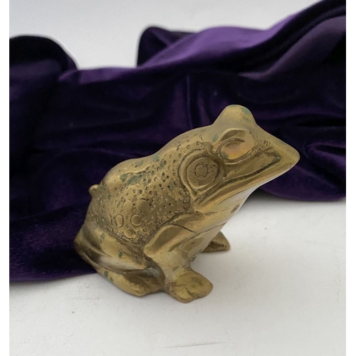 235 - A CAST BRASS FIGURE OF A FROG, seated frog, with nice details. Dimensions: 5cm high approx.