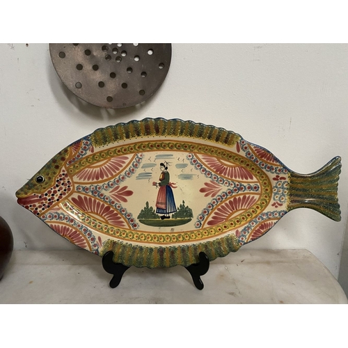 262 - A MIXED KITCHENALIA LOT, to include (i) a Henriot Quimper fish dish, signed and numbered to reverse,... 