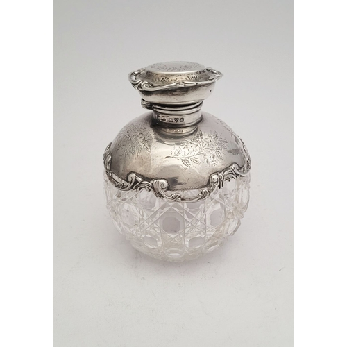 35 - A LOVELY EARLY 20TH CENTURY SILVER TOPPED CUT GLASS SCENT BOTTLE, the lid, and shoulders capped with... 