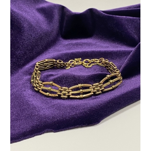 36 - A BEAUTIFUL 9CT YELLOW GOLD THREE BAR GATE BRACELET, with textured design to central bar and attachi... 