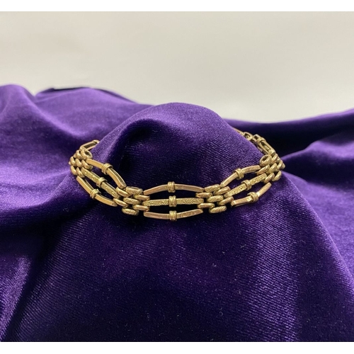 36 - A BEAUTIFUL 9CT YELLOW GOLD THREE BAR GATE BRACELET, with textured design to central bar and attachi... 