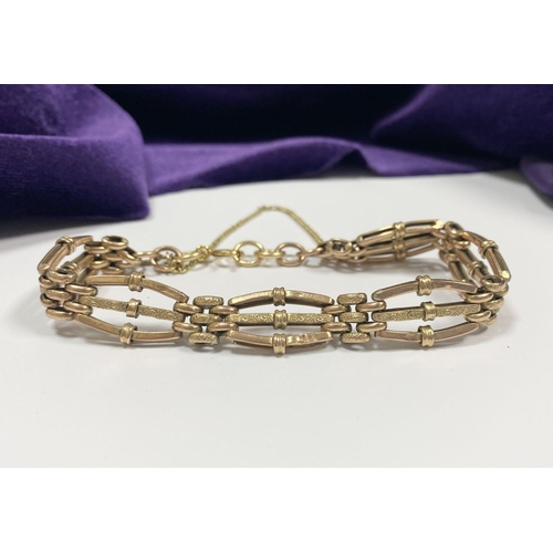 36 - A BEAUTIFUL 9CT YELLOW GOLD THREE BAR GATE BRACELET, with textured design to central bar and attachi... 