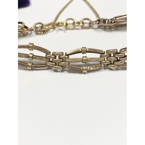 36 - A BEAUTIFUL 9CT YELLOW GOLD THREE BAR GATE BRACELET, with textured design to central bar and attachi... 