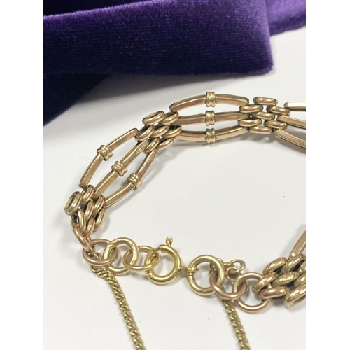 36 - A BEAUTIFUL 9CT YELLOW GOLD THREE BAR GATE BRACELET, with textured design to central bar and attachi... 