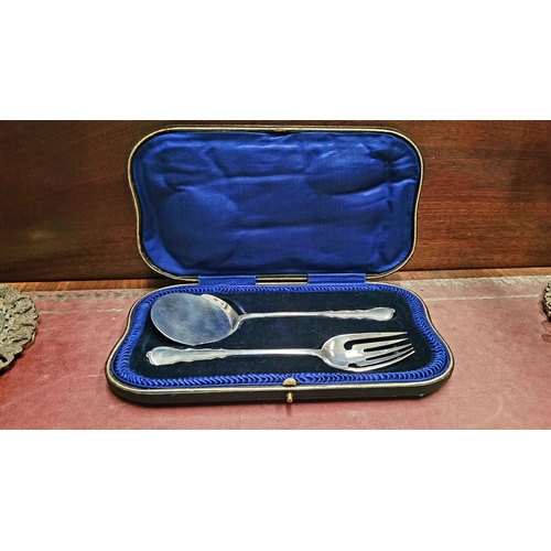 59 - AN UNUSUAL CASED EGG & BACON SERVER SET, in an original fitted case with blue silver & velvet lining... 