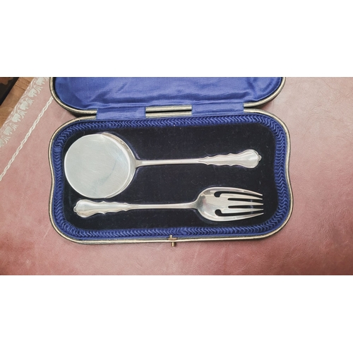 59 - AN UNUSUAL CASED EGG & BACON SERVER SET, in an original fitted case with blue silver & velvet lining... 