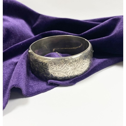 67 - AN ENGRAVED SILVER BANGLE BRACELET, Hallmarked Joseph Smith & Sons (Birmingham) Ltd, Vittoria Street... 