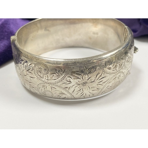 67 - AN ENGRAVED SILVER BANGLE BRACELET, Hallmarked Joseph Smith & Sons (Birmingham) Ltd, Vittoria Street... 