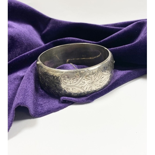 67 - AN ENGRAVED SILVER BANGLE BRACELET, Hallmarked Joseph Smith & Sons (Birmingham) Ltd, Vittoria Street... 