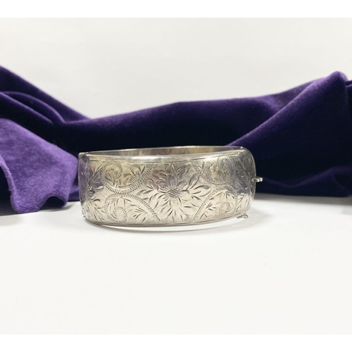 67 - AN ENGRAVED SILVER BANGLE BRACELET, Hallmarked Joseph Smith & Sons (Birmingham) Ltd, Vittoria Street... 