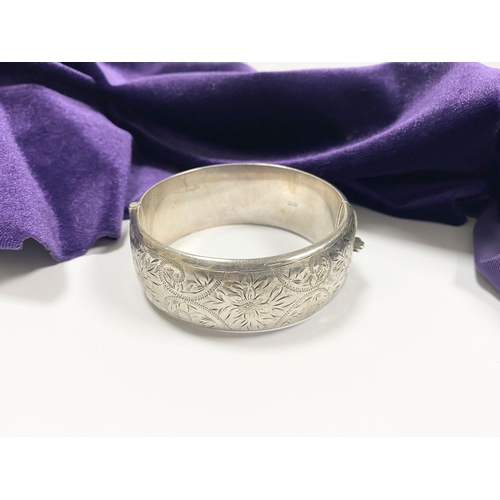 67 - AN ENGRAVED SILVER BANGLE BRACELET, Hallmarked Joseph Smith & Sons (Birmingham) Ltd, Vittoria Street... 