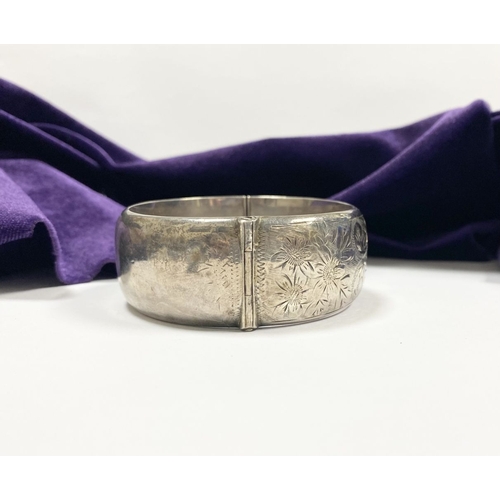 67 - AN ENGRAVED SILVER BANGLE BRACELET, Hallmarked Joseph Smith & Sons (Birmingham) Ltd, Vittoria Street... 