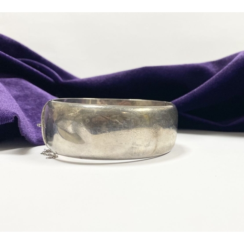 67 - AN ENGRAVED SILVER BANGLE BRACELET, Hallmarked Joseph Smith & Sons (Birmingham) Ltd, Vittoria Street... 