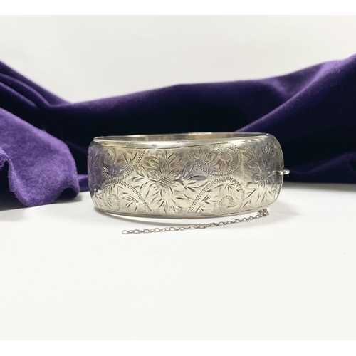 67 - AN ENGRAVED SILVER BANGLE BRACELET, Hallmarked Joseph Smith & Sons (Birmingham) Ltd, Vittoria Street... 